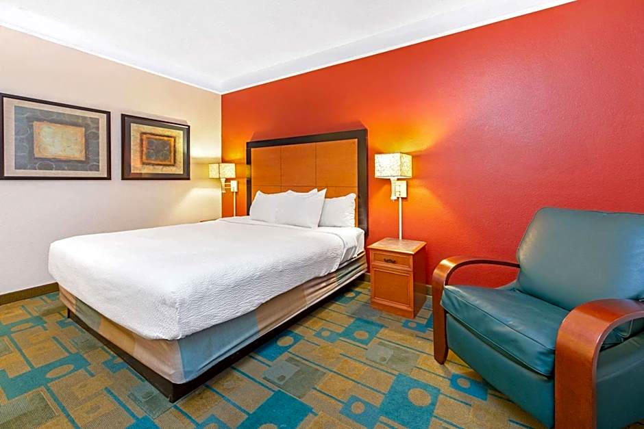 La Quinta Inn & Suites by Wyndham Usf (Near Busch Gardens)