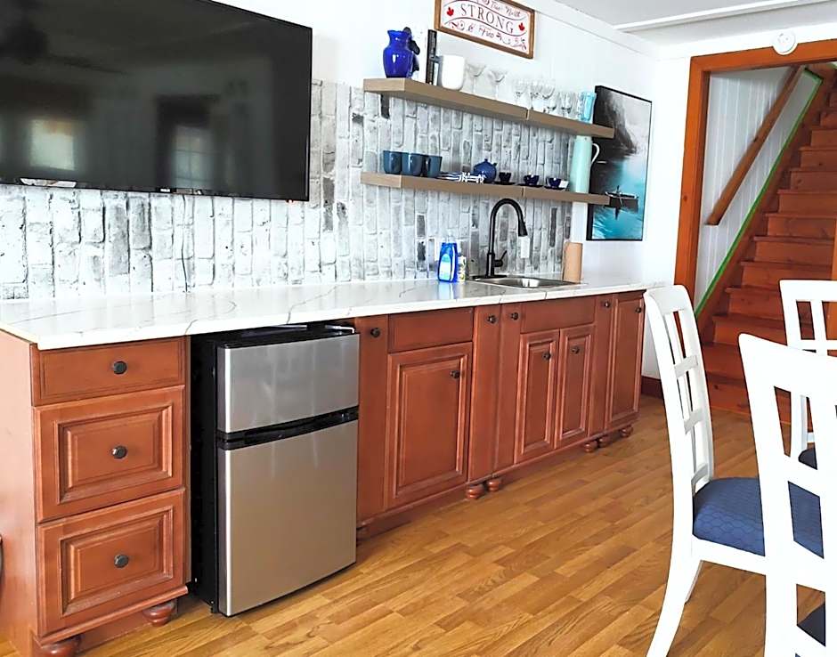 Lakehouse chalet on Sky Lake Ontario 5 bedrooms