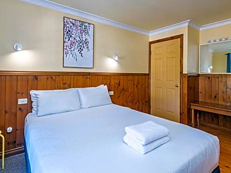 Deluxe Three-Bedroom Cabin - Olde Town Country Pub