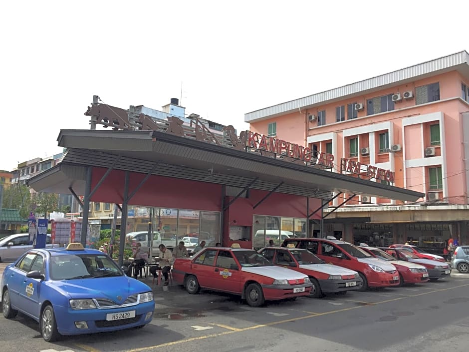 Victoria Hotel And Hostel