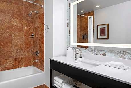 1 King Bed Deluxe With City View