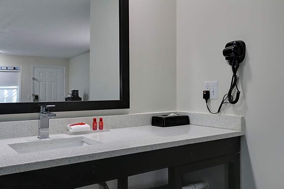 Travelodge by Wyndham Calhoun South I-75