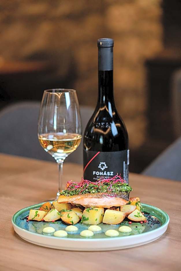 Barka Galéria Hotel és Étterem