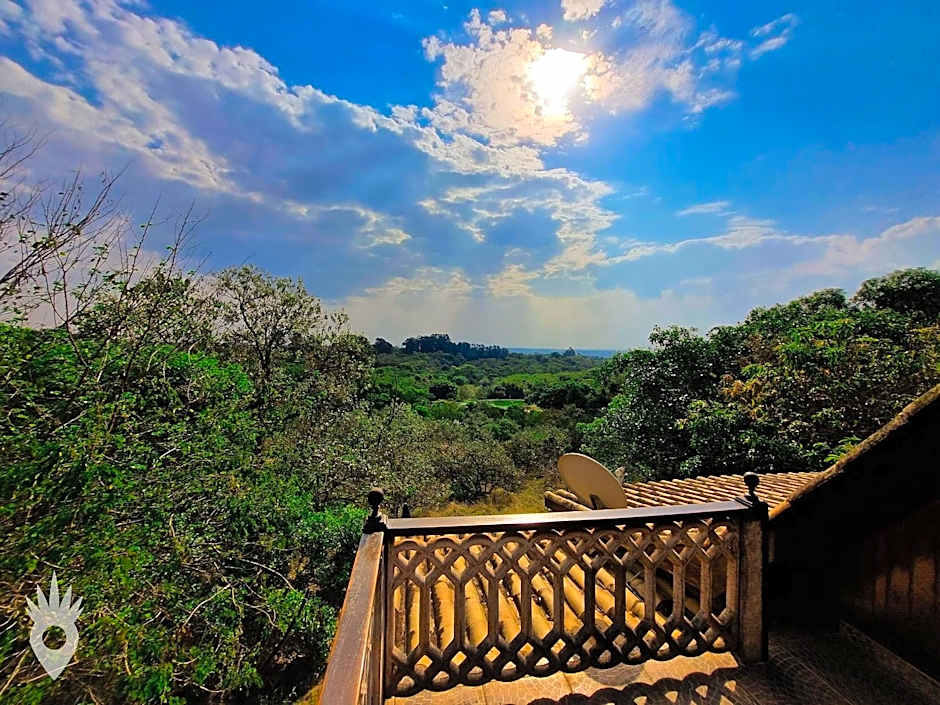 Chalé europeu com vista para natureza no interior
