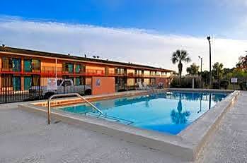 Super 6 Inn & Suites