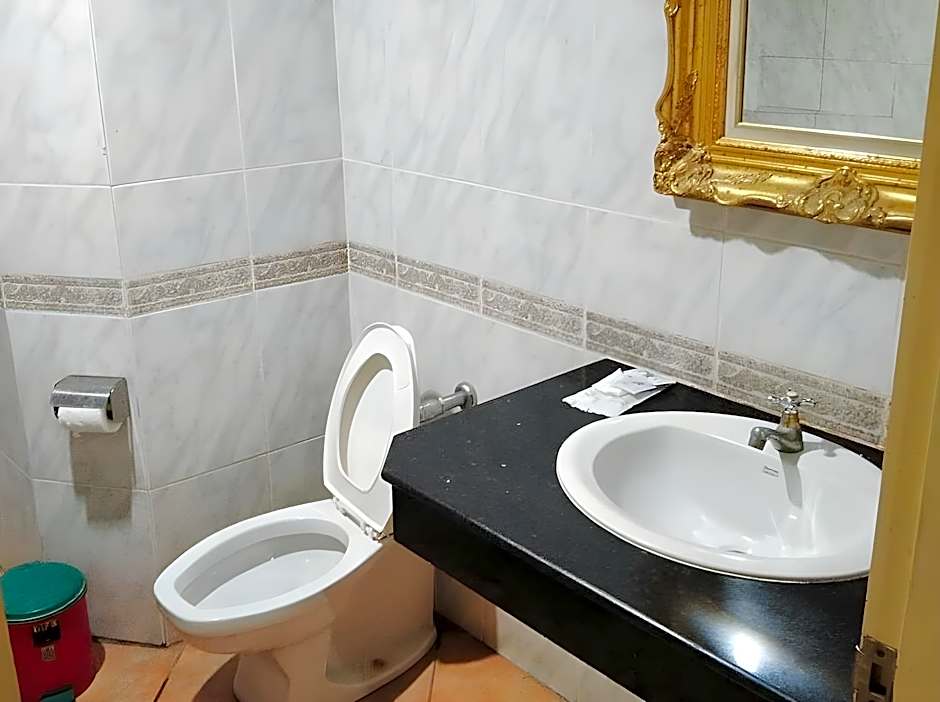 OYO 75466 13 Coins Bang Yai Hotel