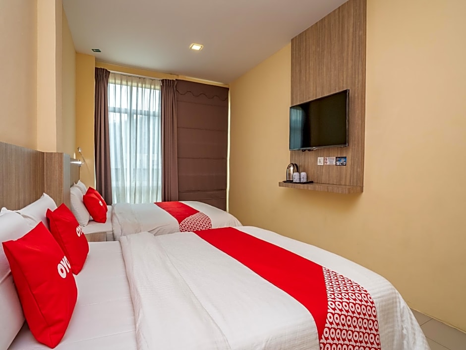 OYO 44078 The Island Hotel