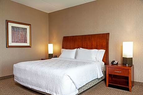 1 KING 1 BDRM WRLPL HEARING ACCESSIBLE