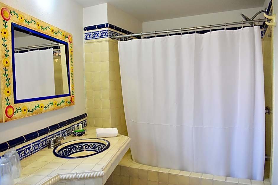 HOTEL ANA CATALINA & SUITES