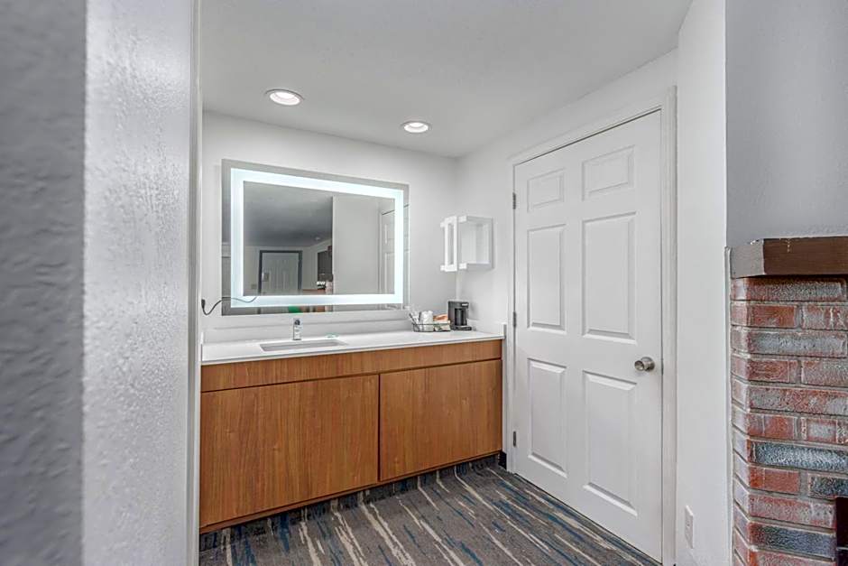 Crossroads Inn & Suites