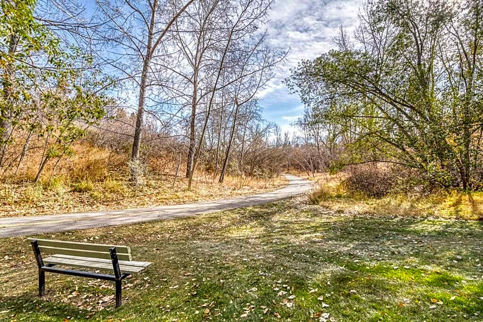 Boho Retreat w/King Bed on Bow River Pathway