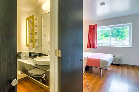 1 Full Bed | ADA/Tub/Micfridge