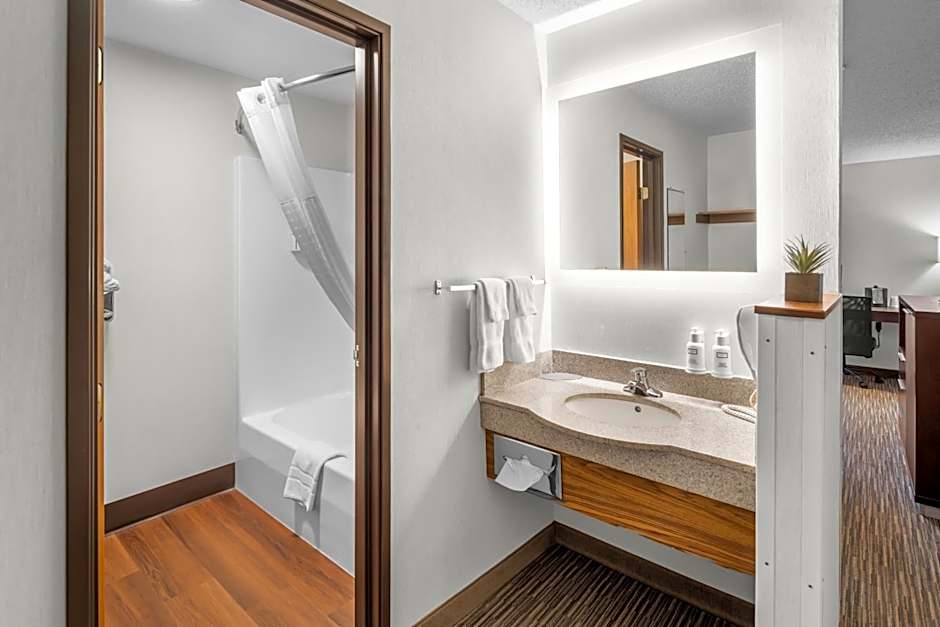 EverSpring Inn & Suites