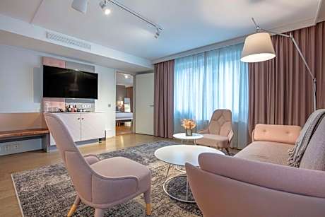 Corner Suite- min 25 years of age acceptable