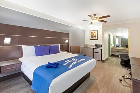 King Room with Bath Tub - Mobility/Hearing Accessible - Non-Smoking