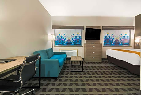 1 King Bed, Suite, Nonsmoking