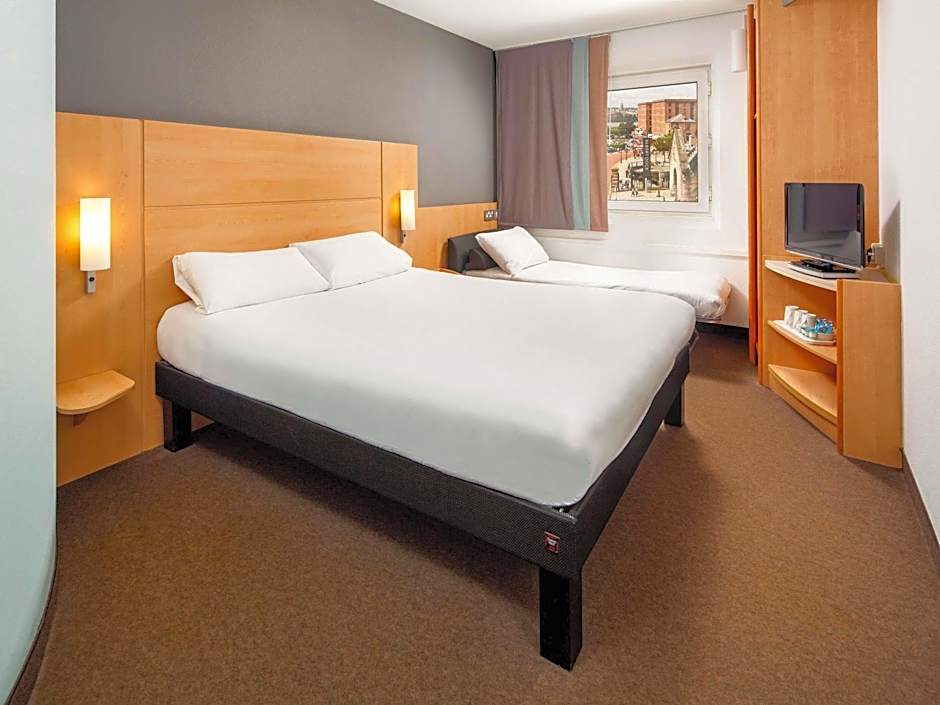 Photo 1 of 16 of Family 1 Double Bed and 1 Twin Bed