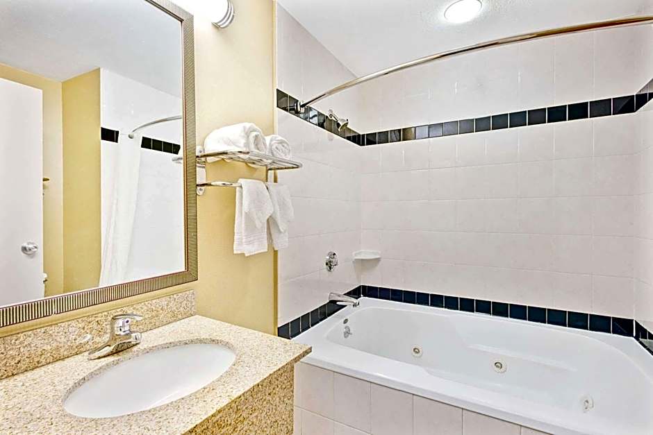 Super 8 by Wyndham Brockton