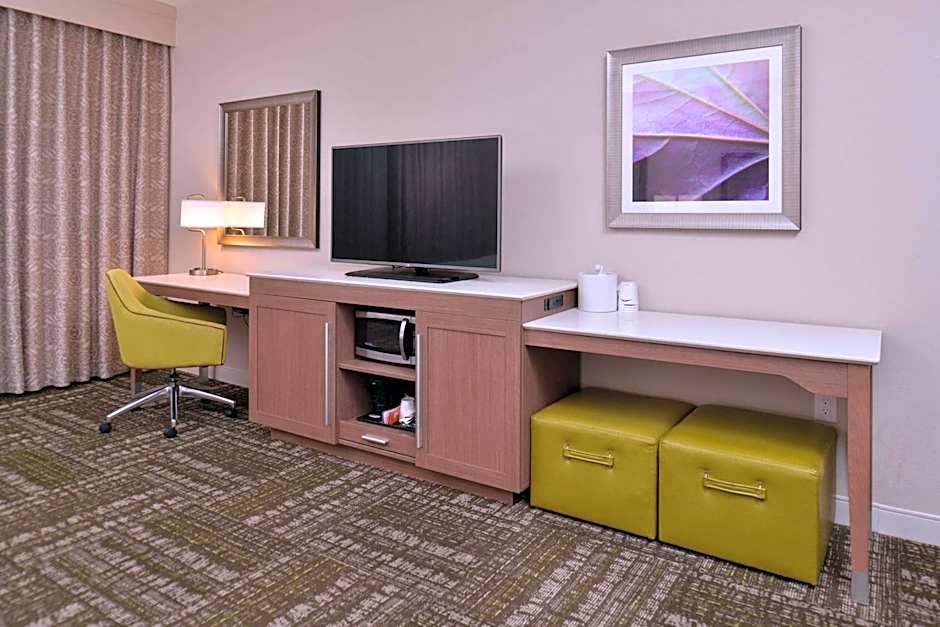 Hampton Inn By Hilton & Suites Dallas Market Center