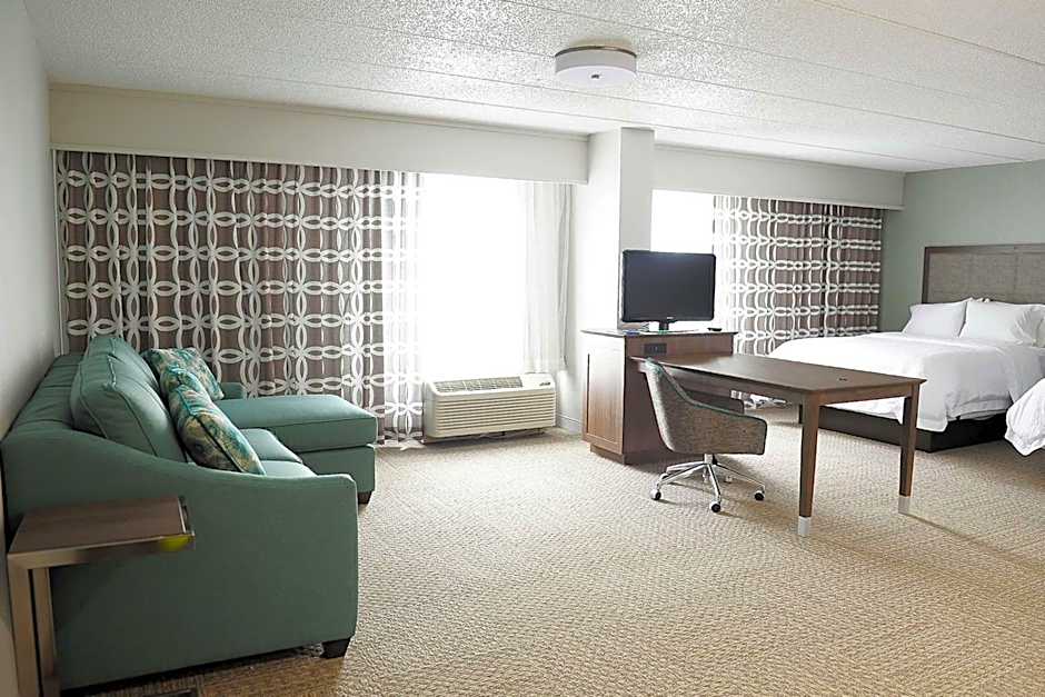 DoubleTree By Hilton Hotel Dulles Airport-Sterling