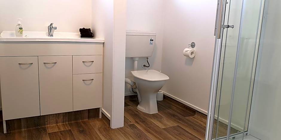 Colonial Lodge Motel