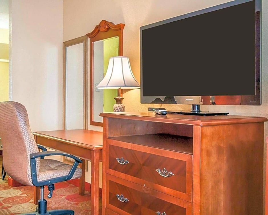 Clarion Inn & Suites University Center