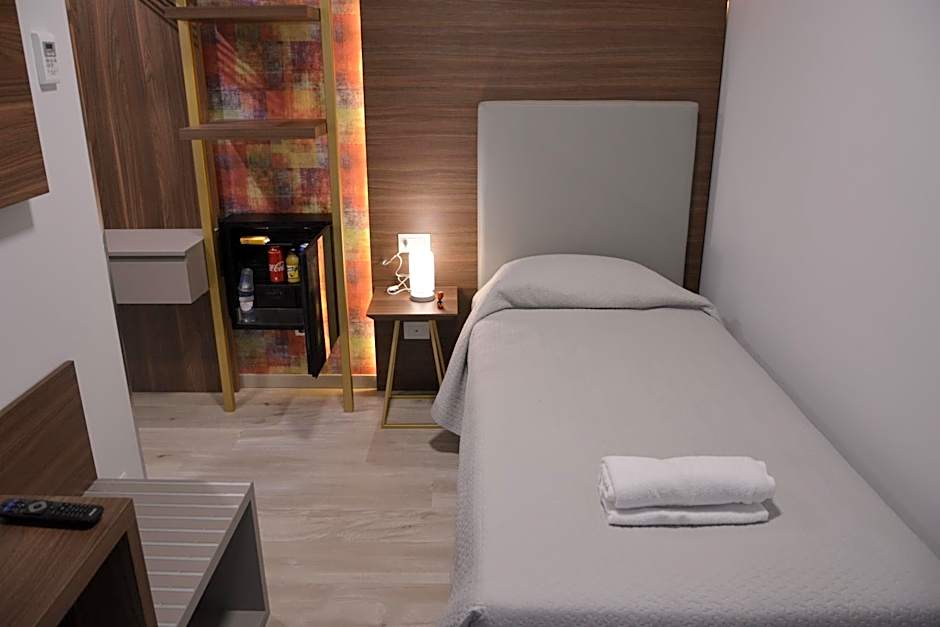 8room hotel