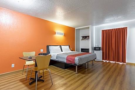 1 King Bed | Non-Smoking, Micfridge