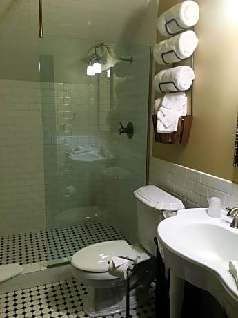 Deluxe Queen Suite
