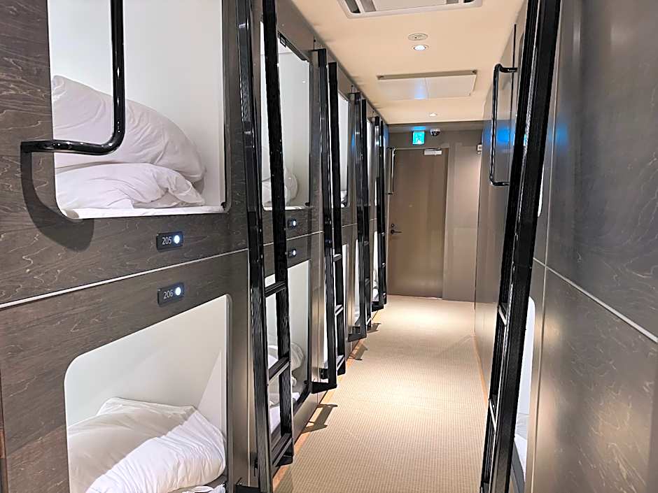 Capsule Hotel Suzumoriya 