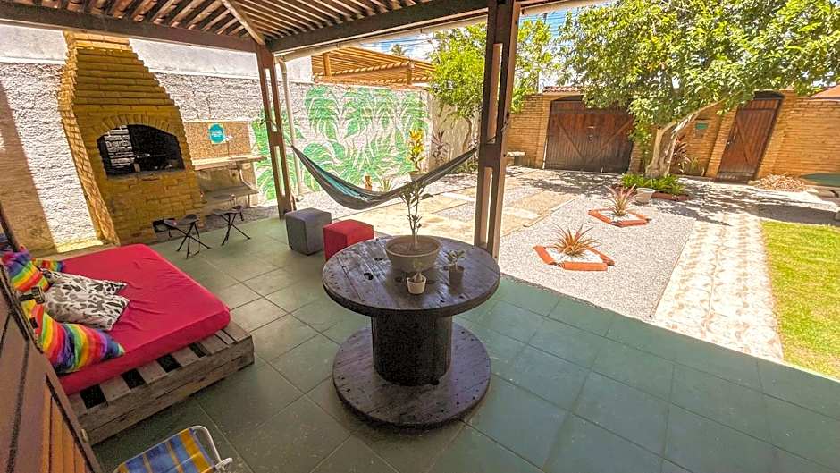 Pousada São Jorge 1 MIN A PÉ DA PRAIA Casa de família, simples e aconchegante, Na Av principal da praia café disponível até 12hs cozinha completa e churrasqueira disponível para uso ar cond das 20hs as 8 30