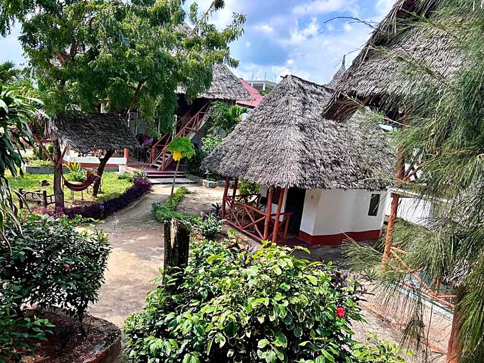 Tropinest bungalows & hostel