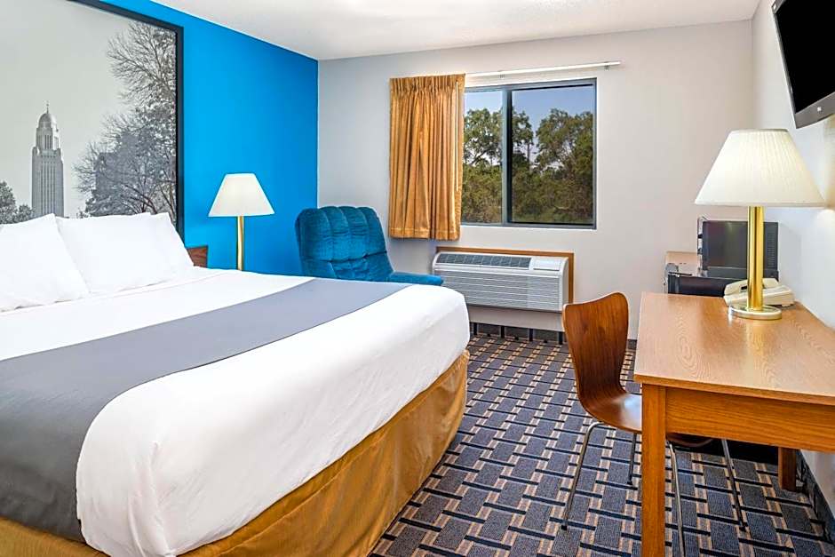 Super 8 by Wyndham Lincoln West