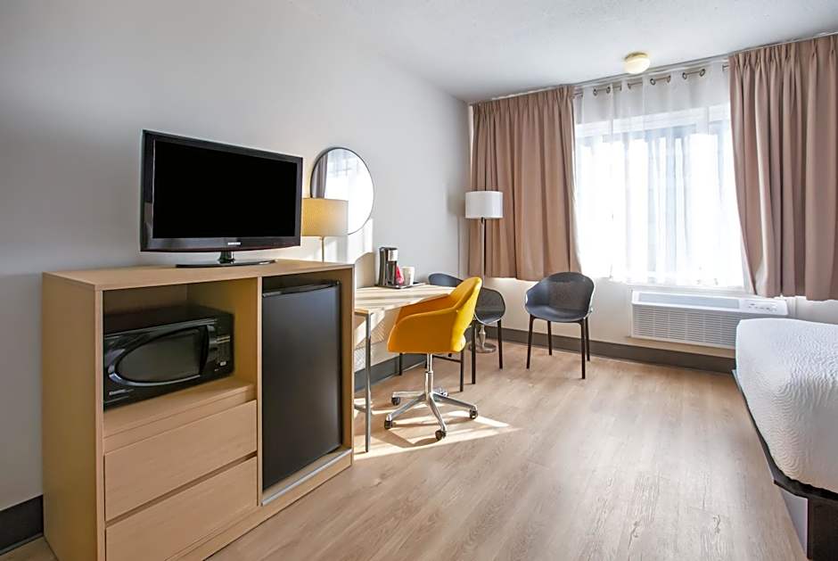 Days Inn & Conference Centre by Wyndham Montreal Airport