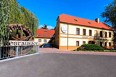 Hotel Selsky Dvur - Bohemian Village Courtyard