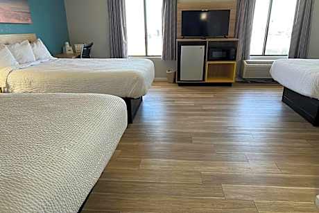 Suite with Three Queen Beds - Non-Smoking