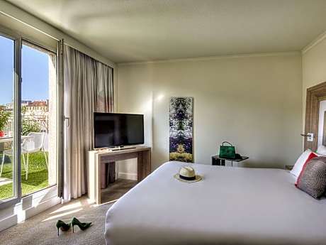 Executive Room with terrace and double bed