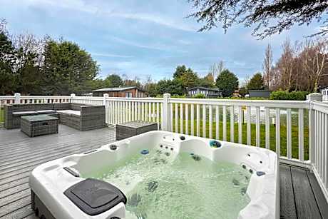 Sutton Lodge with Hot Tub