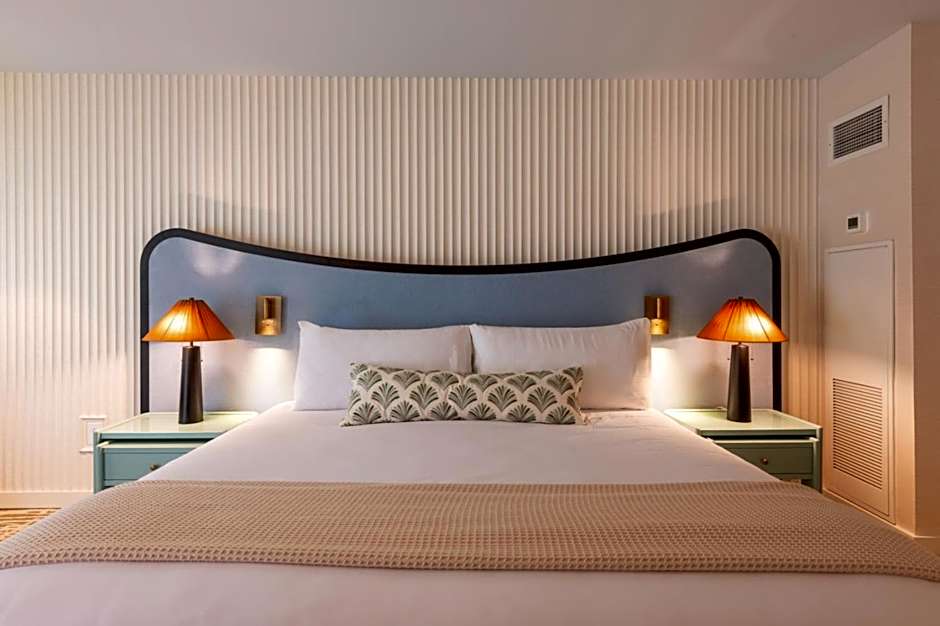Foto 1 dari 1 — Clover Queen Suite