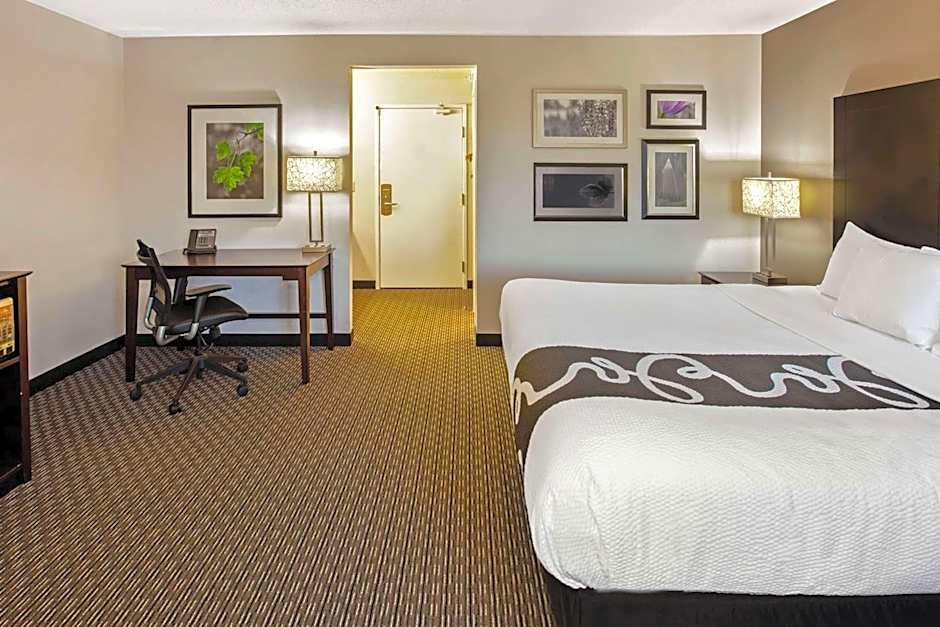 La Quinta Inn & Suites by Wyndham Milwaukee Delafield