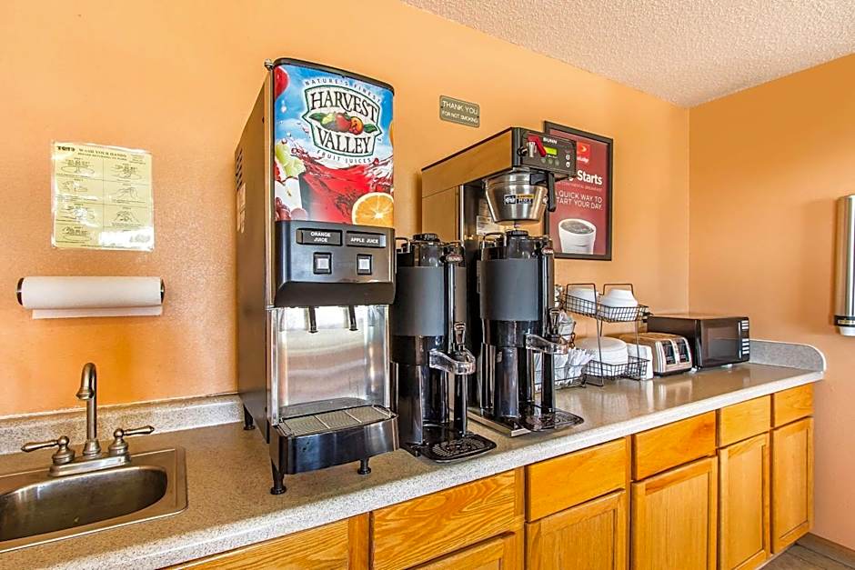 Econo Lodge & Suites Pekin