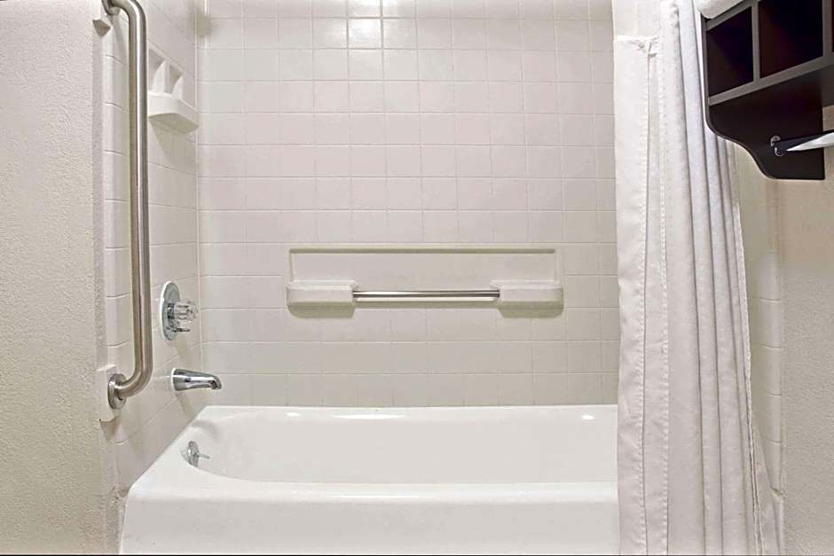 Howard Johnson by Wyndham Houston Heights/Downtown