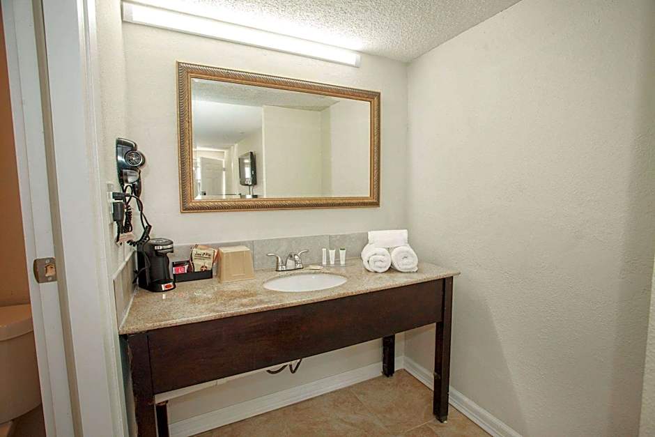Travelodge by Wyndham Macon West
