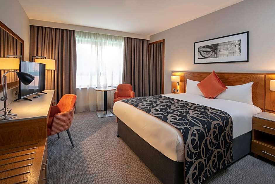 Clayton Crown Hotel London