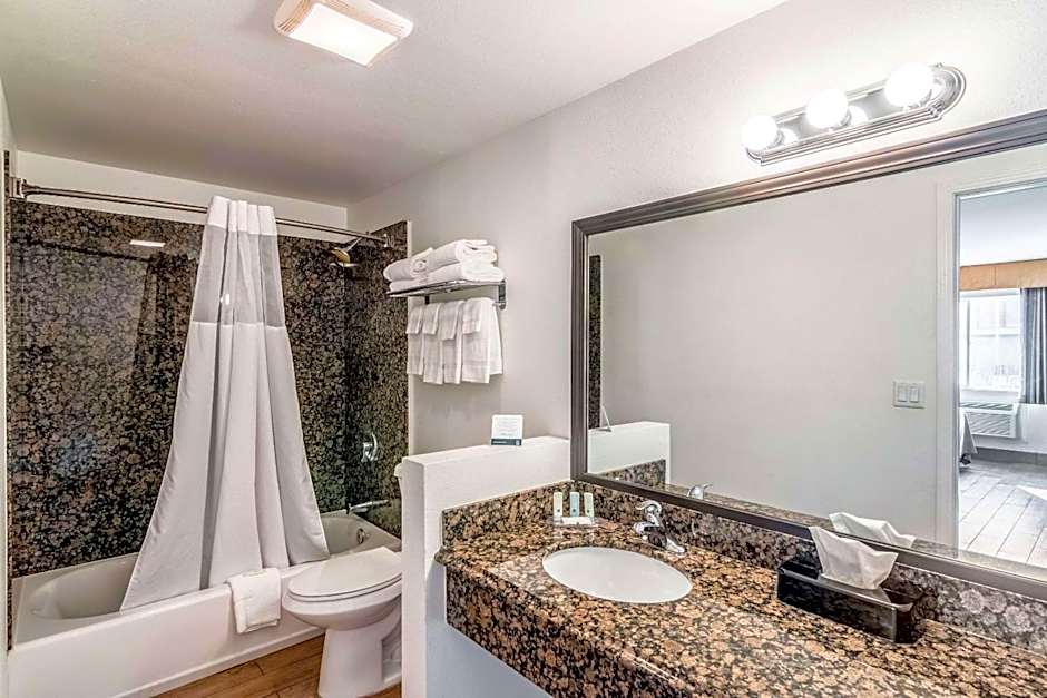 Quality Inn & Suites near Downtown Bakersfield