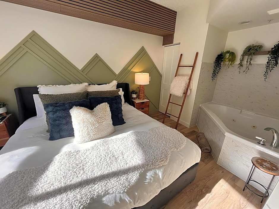 Three Peaks Getaway Jacuzzi Suite - sleeps 4