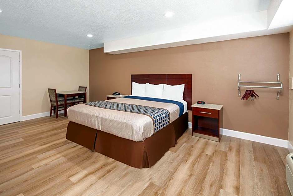 Travelodge by Wyndham Harbor City