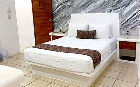 1 Queen Bed Suite