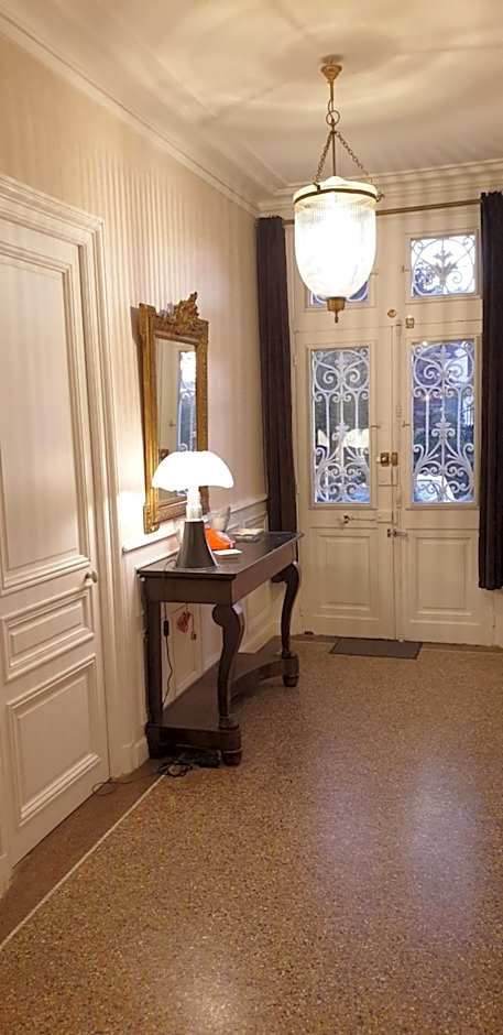LA MAISON LEONARD