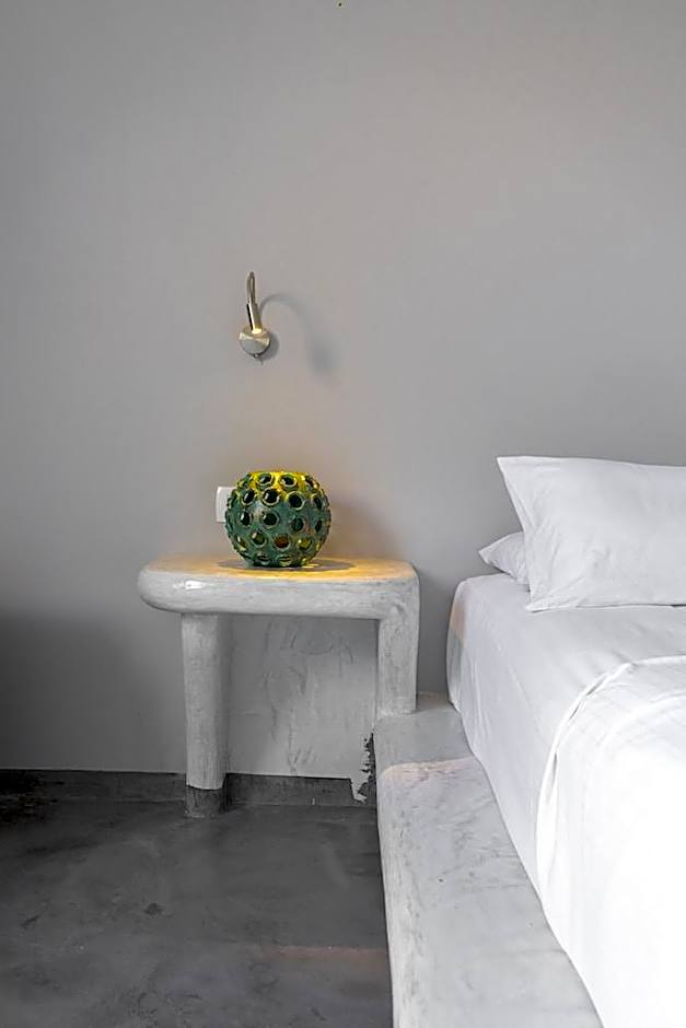 Demilmar Luxury Suites – Perissa, UT
